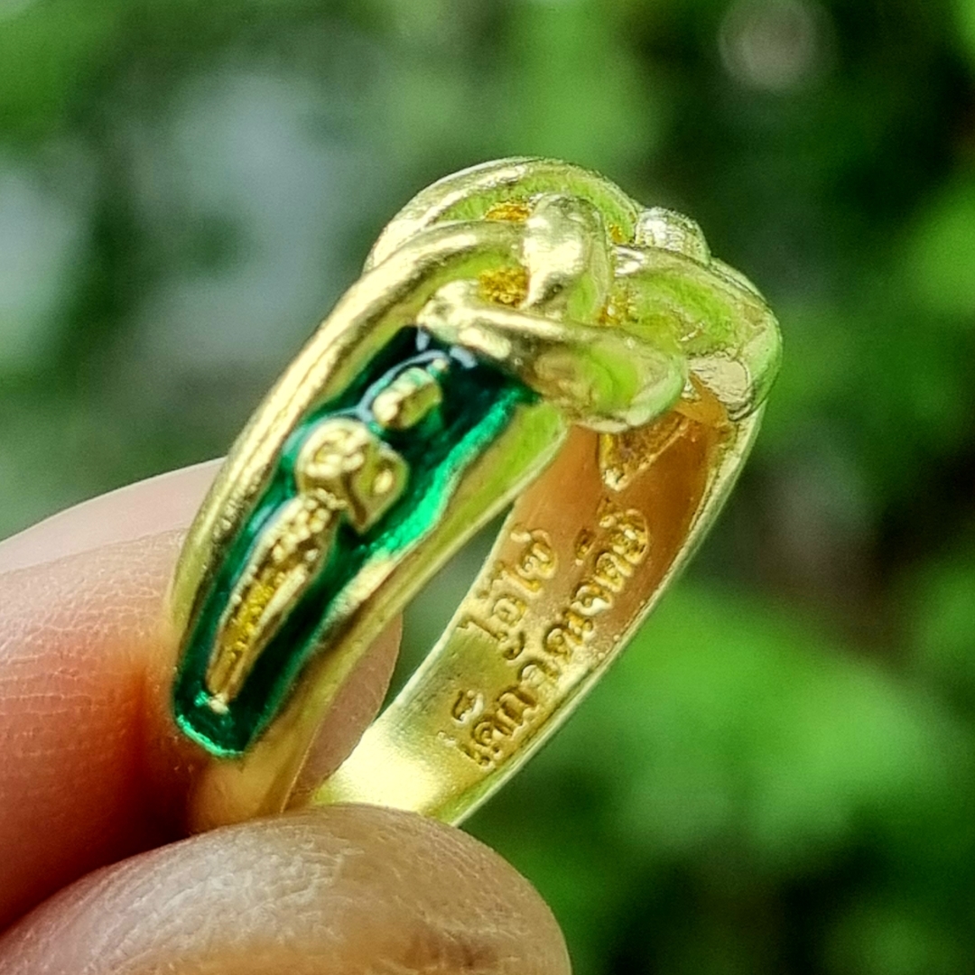 แหวน พิรอด ไอ้ไข่ เด็กวัดเจดีย์ มี4สีให้เลือก แดง เขียว น้ำเงินและทองล้วน วัสดุทองเหลือง ปรับขนาดได้ 8-11(57-65) สำเนา