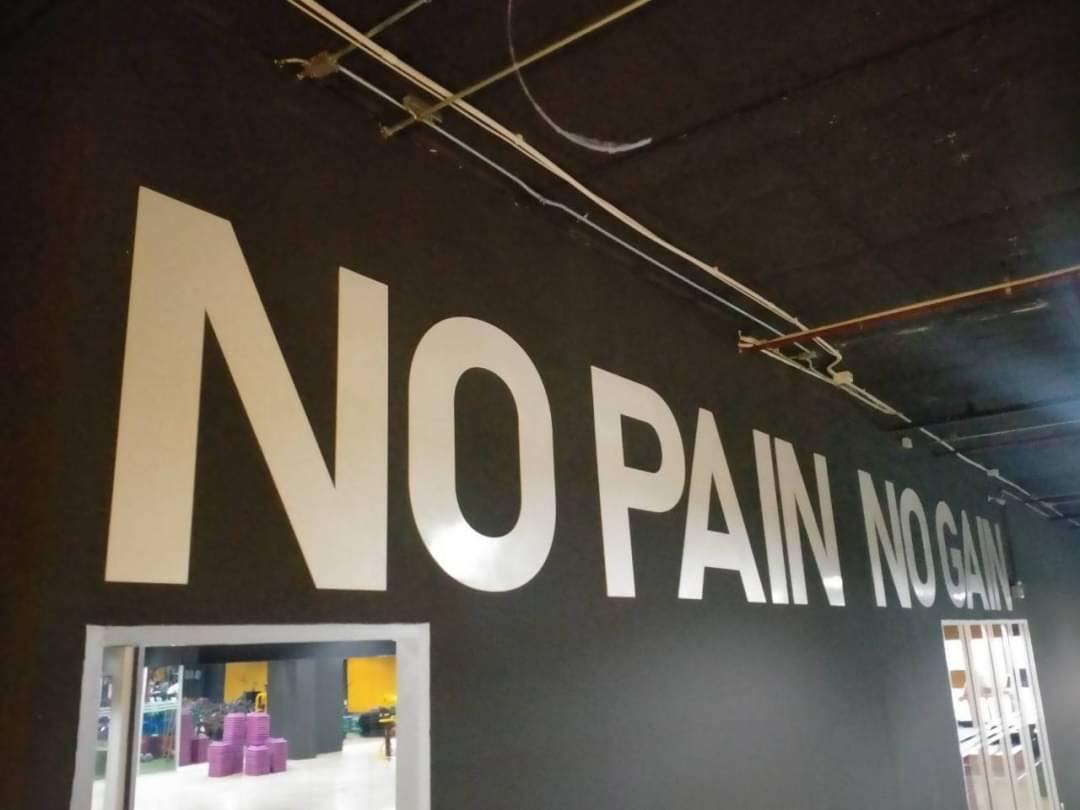 งานพลาสวู๊ดสีขาว พ่นสีขาว ขนาดสูง 1เมตร NO PAIN NO GAIN