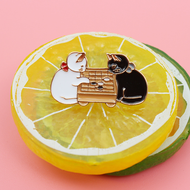 เข็มกลัดแมวเล่นหมากล้อม Cat Play Igo