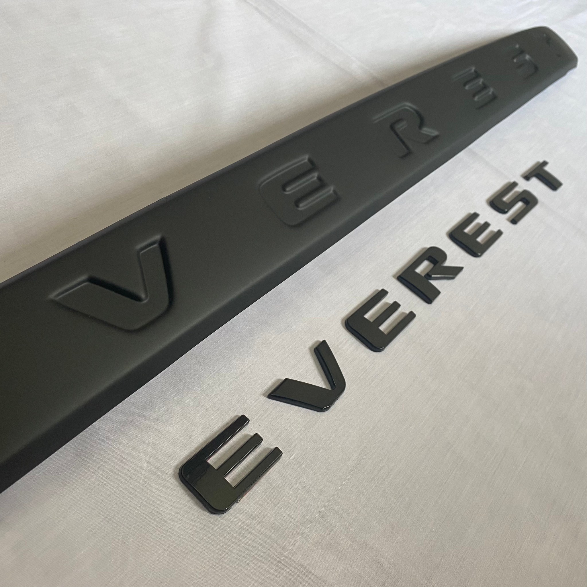 คาดฝาท้ายดำด้าน EVEREST