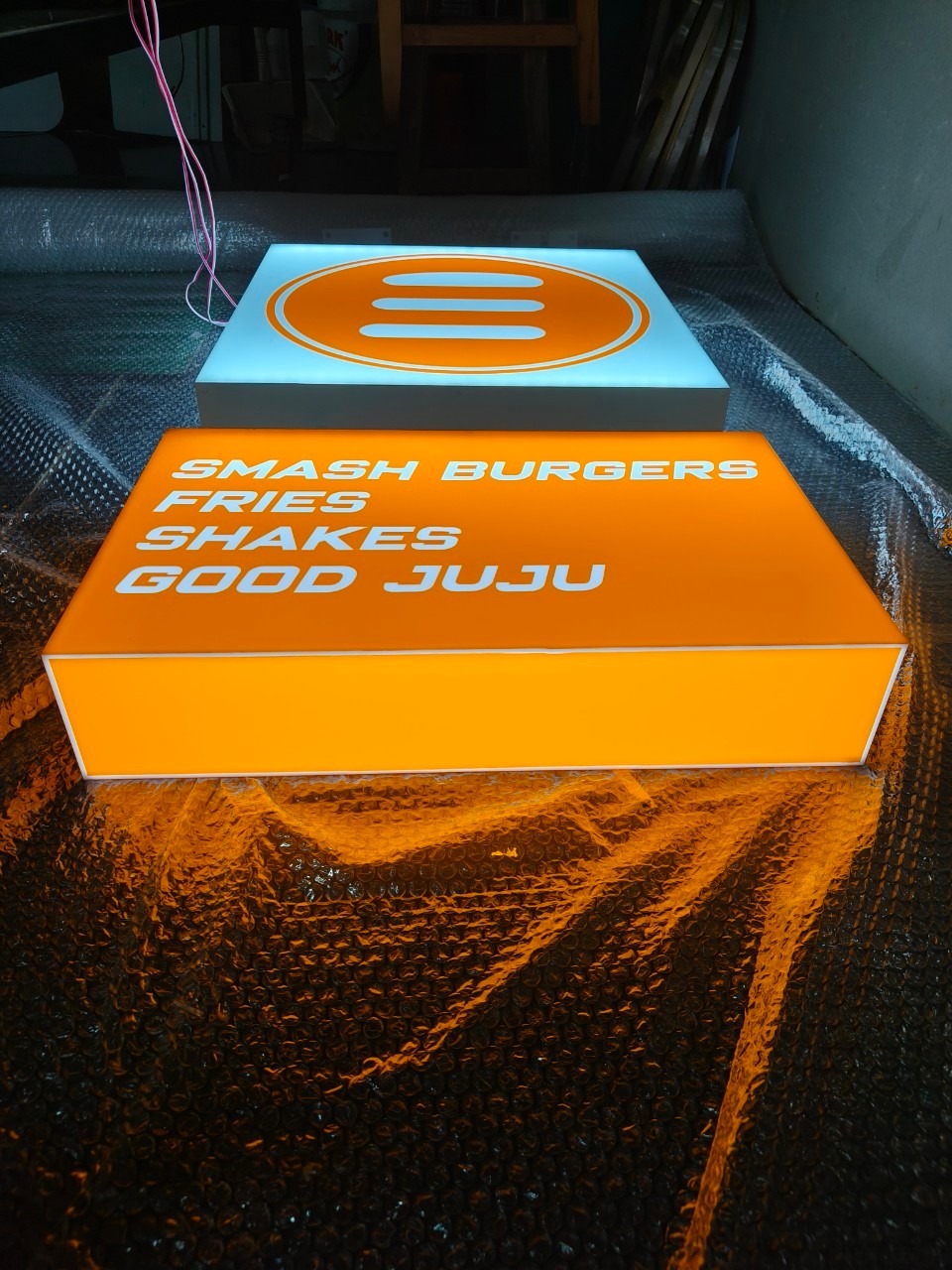 ป้ายกล่องไฟออกรอบตัว