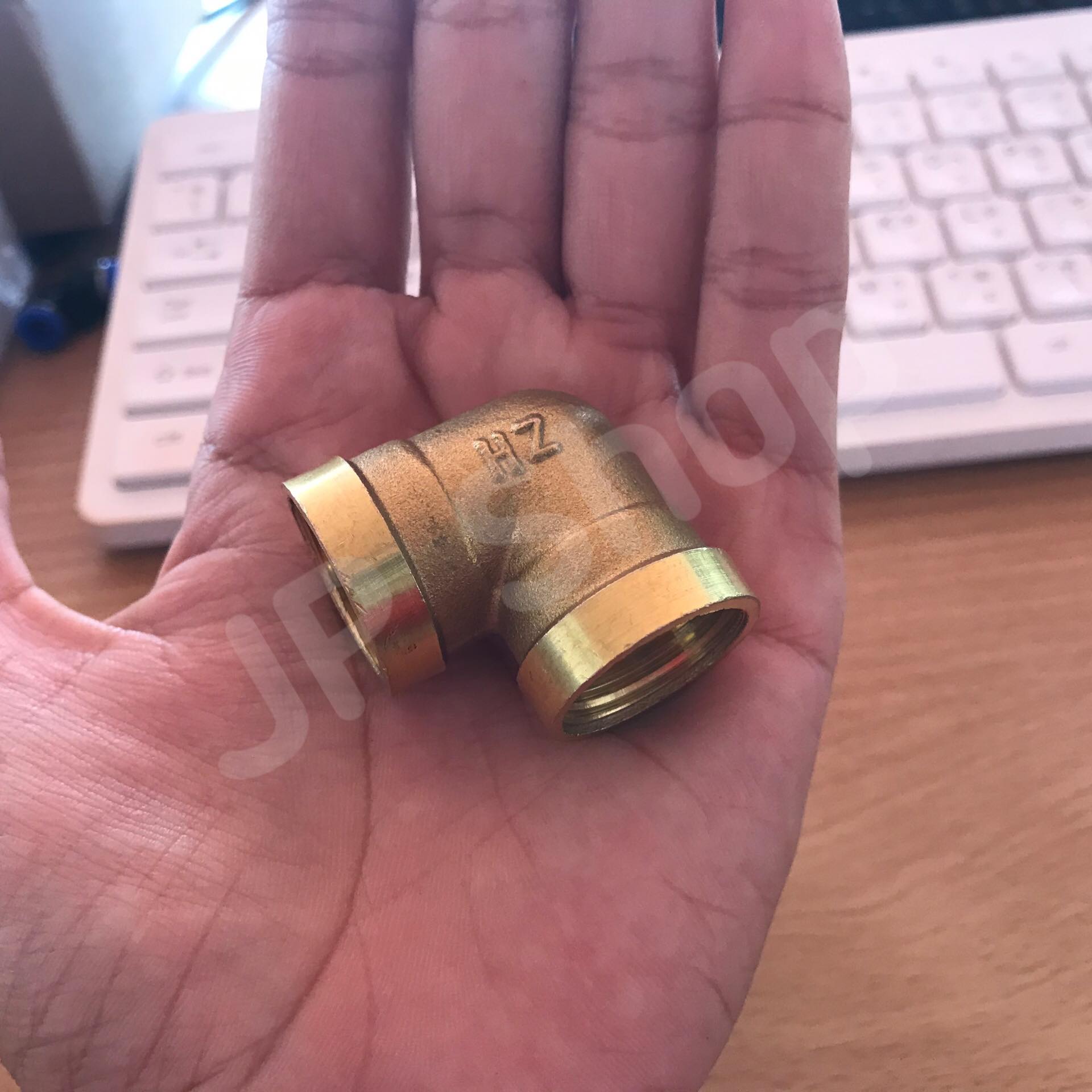 ข้องอทองเหลืองเกลียวในขนาด 4 หุน ข้องอ ทองเหลือง เกลียวใน ข้อต่อ#2354