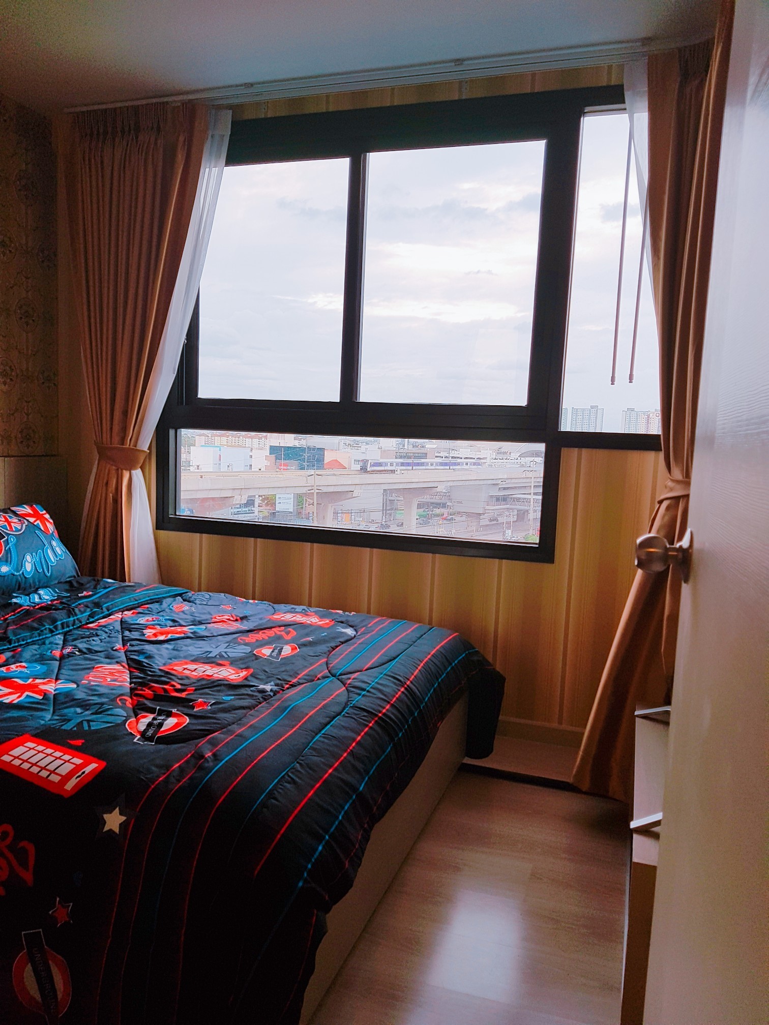 ขายคอนโด skyline รัตนาธิเบศร์ ตกแต่งโมเดิล 30.40 ตร.ม. 1 ห้องนอน 1 ห้องน้ำ ชั้น8 วิวสระน้ำ คอนโดใกล้MRTสายสีม่วงสถานีแยกนนทบุรี1 ใกล้บิ๊กซี ติดถนนใหญ่