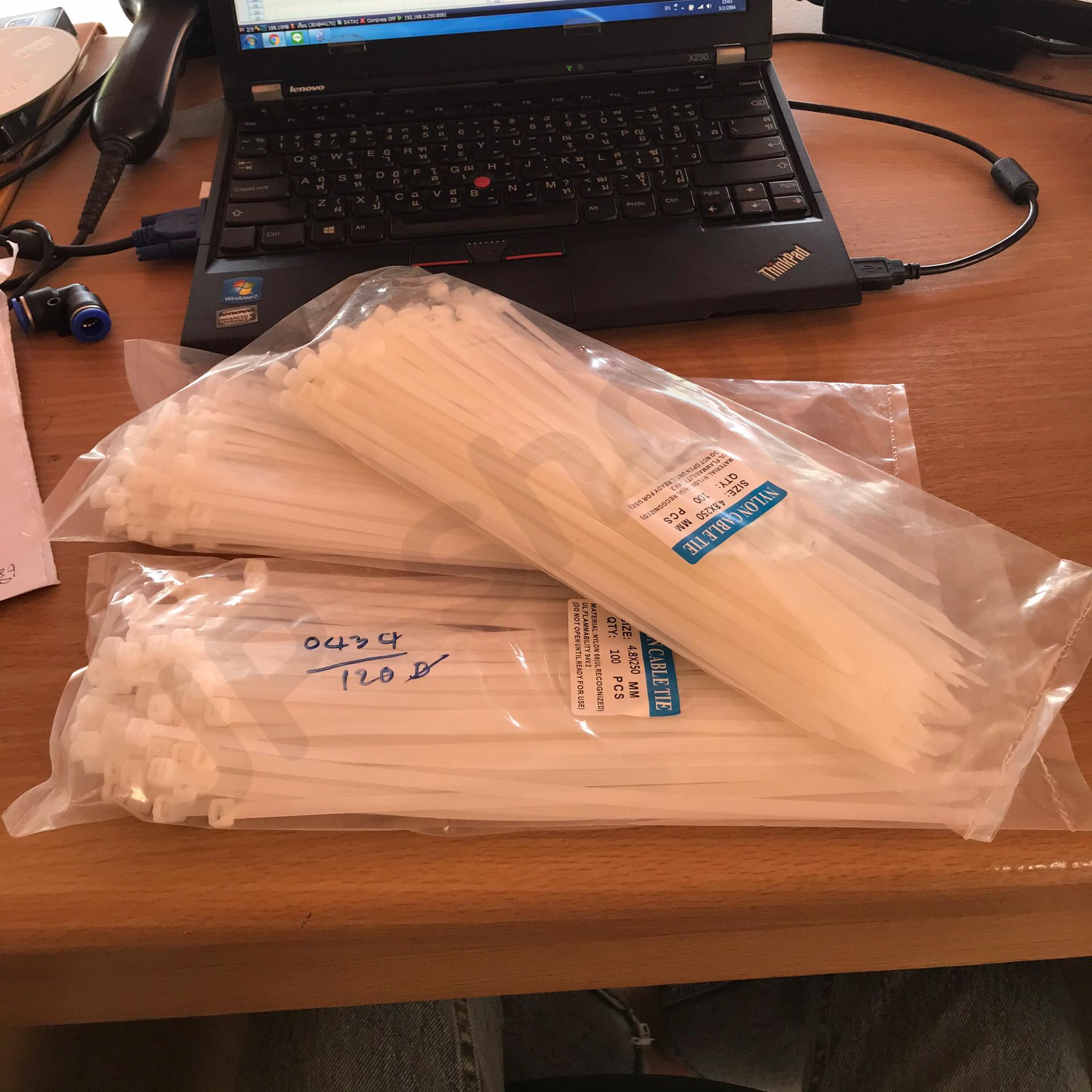 สายรัด CABLE TIE เคเบิ้ลไทร์ 10นิ้ว เหมาะสำหรับนำไปใช้งานต่าง ๆ อาทิเช่น เคเบิ้ลไทร์ใช้รัดสายไฟ, สายแลน (LAN), สายโทรศัพท์, สายสัญญาณ, สายเคเบิ้ลให้เรียบร้อย โกดังในไทย สั่งปุ๊บส่งปั๊บ