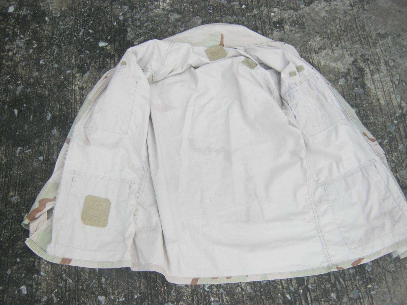 เสื้อทะเลทรายสามสี