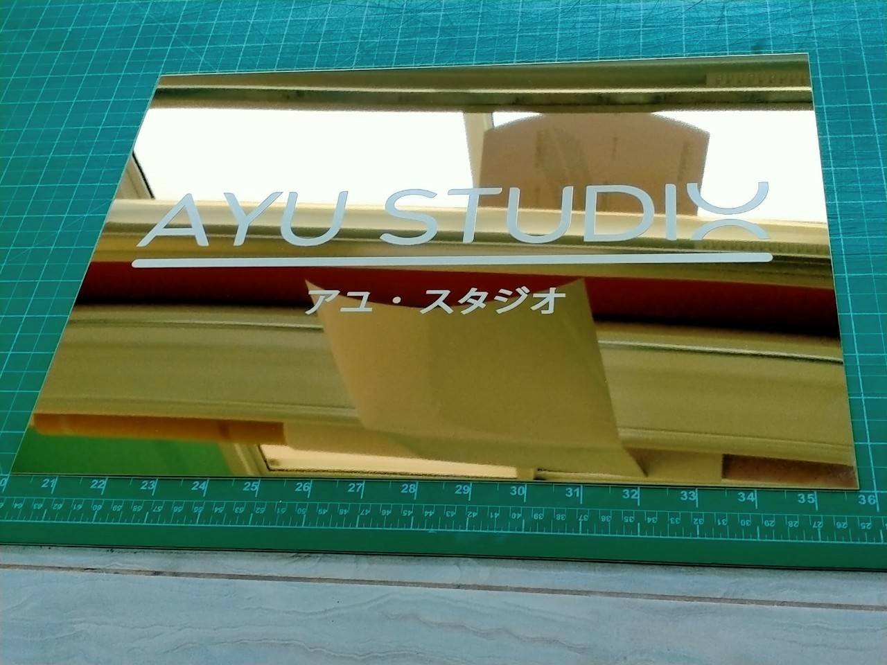 งานป้ายสแตนเลสสีทองหน้าเงา พิมพ์สกรีน สีขาว - AYU STUDX