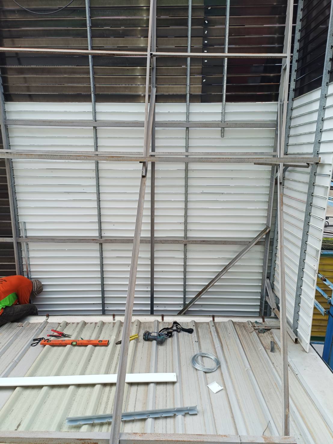 งานติดตั้งแผงกันแดดอลูมิเนียม