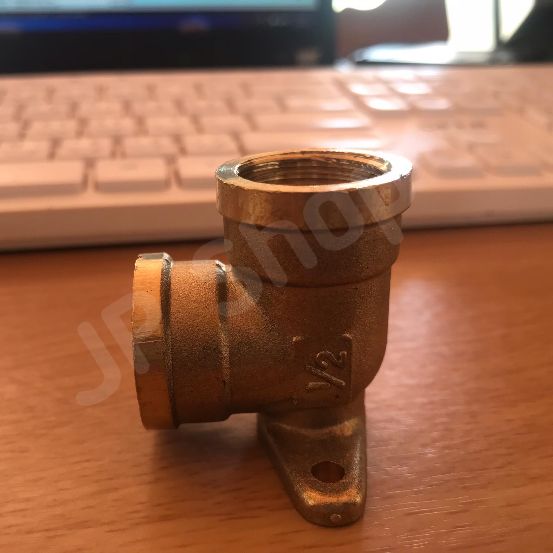 ข้องอทองเหลืองเกลียวนใน ขนาด 4 หุน มีฐานยึด #0754