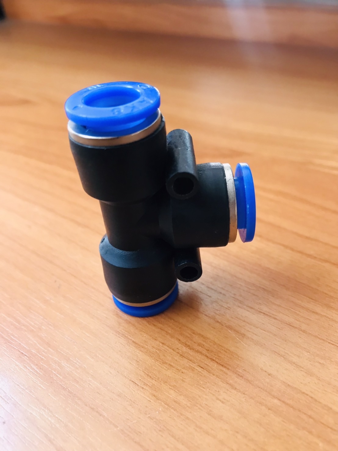 ข้อต่อลมฟิตติ้ง PE-10mm สามทาง ฟิตตั้ง สวมสายลม #1040