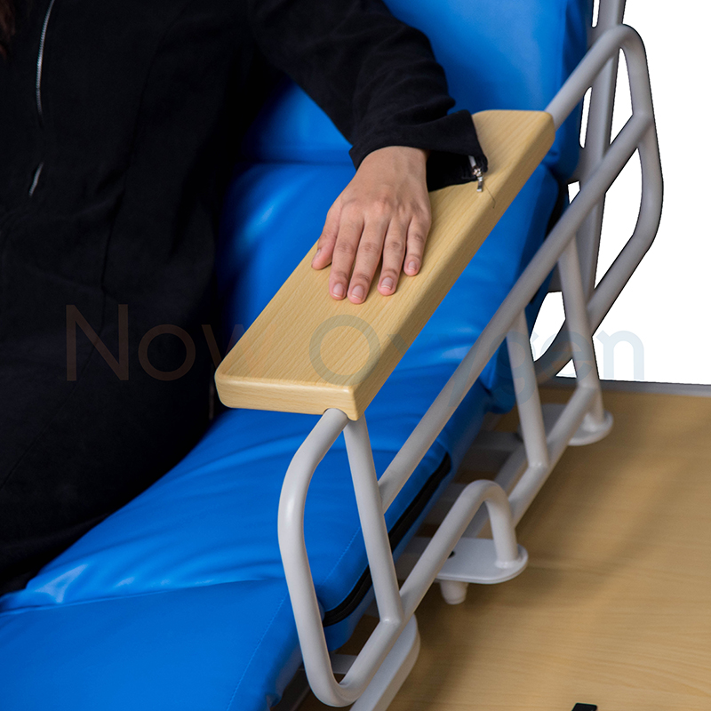 เตียงผู้ป่วยลายไม้ Solid Wood ไฟฟ้าพิเศษ แบบปรับหมุนได้ (Turnaround Premium) สำหรับกายภาพบำบัด ปรับเป็นท่านั่ง และใช้ฝึกยืน รับประกันศูนย์ไทย 6 ปี