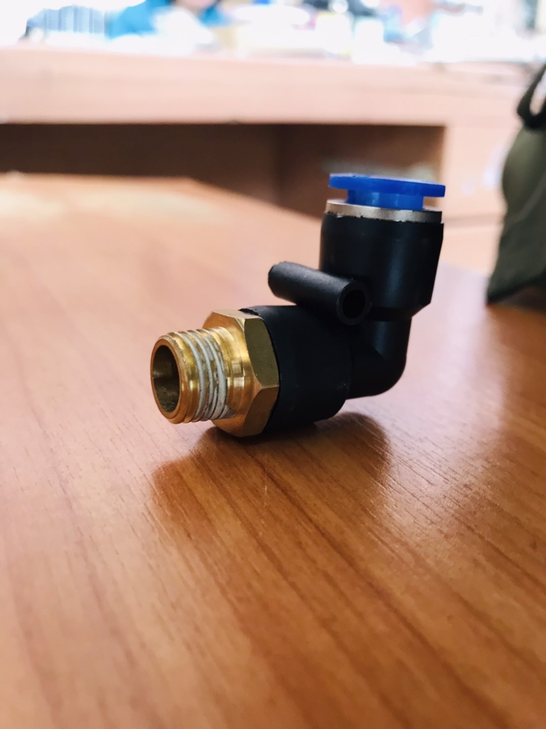 ข้อต่อลมฟิตติ้ง PL 10-02 ฟิตติ้งสายลม 10 มม. เกลียวนอก 2หุน #1002