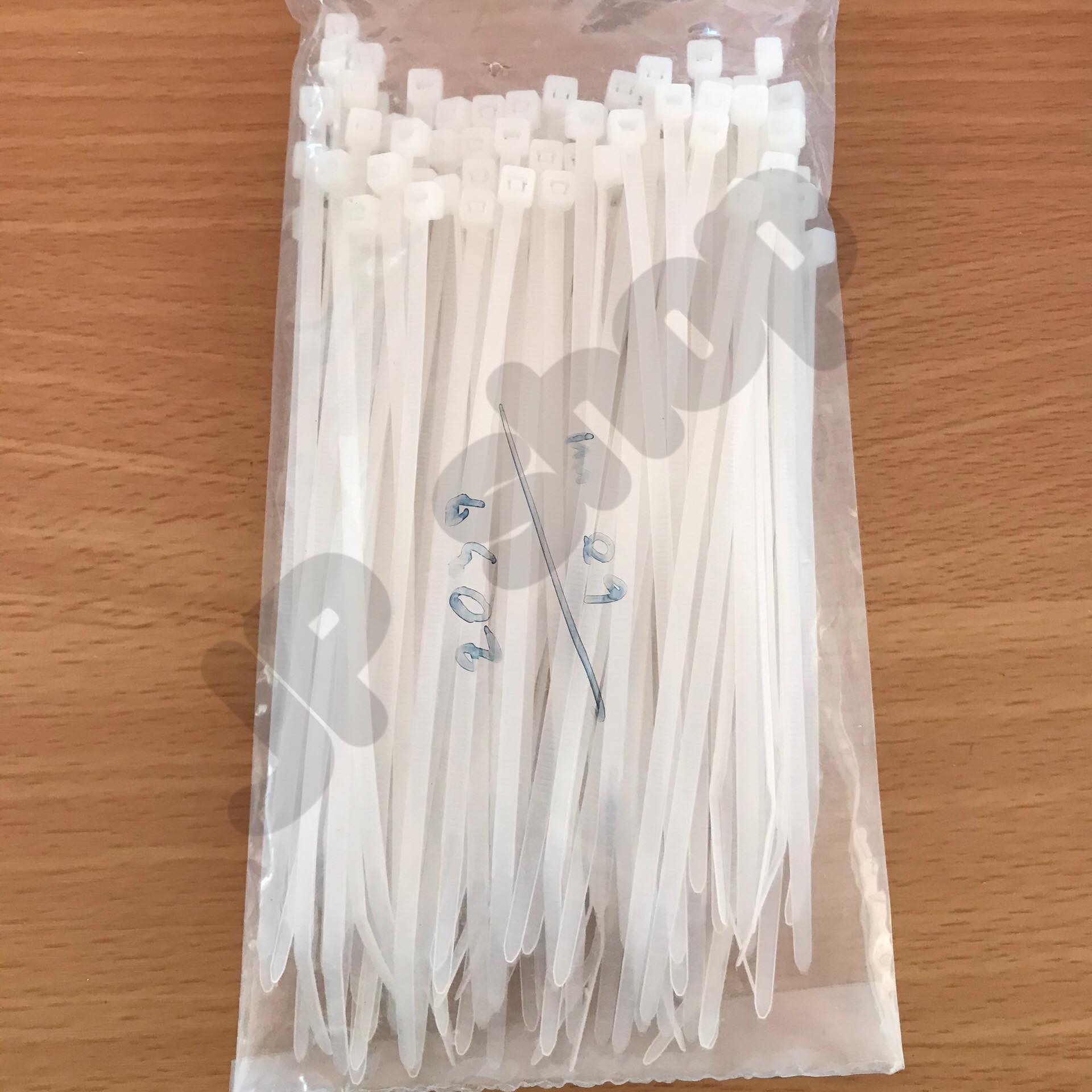สายรัด CABLE TIE เคเบิ้ลไทร์ สายรัด 6นิ้ว เหมาะสำหรับนำไปใช้งานต่าง ๆ อาทิเช่น เคเบิ้ลไทร์ใช้รัดสายไฟ, สายแลน (LAN), สายโทรศัพท์, สายสัญญาณ, สายเคเบิ้ลให้เรียบร้อย โกดังในไทย สั่งปุ๊บส่งปั๊บ โกดังในไทย