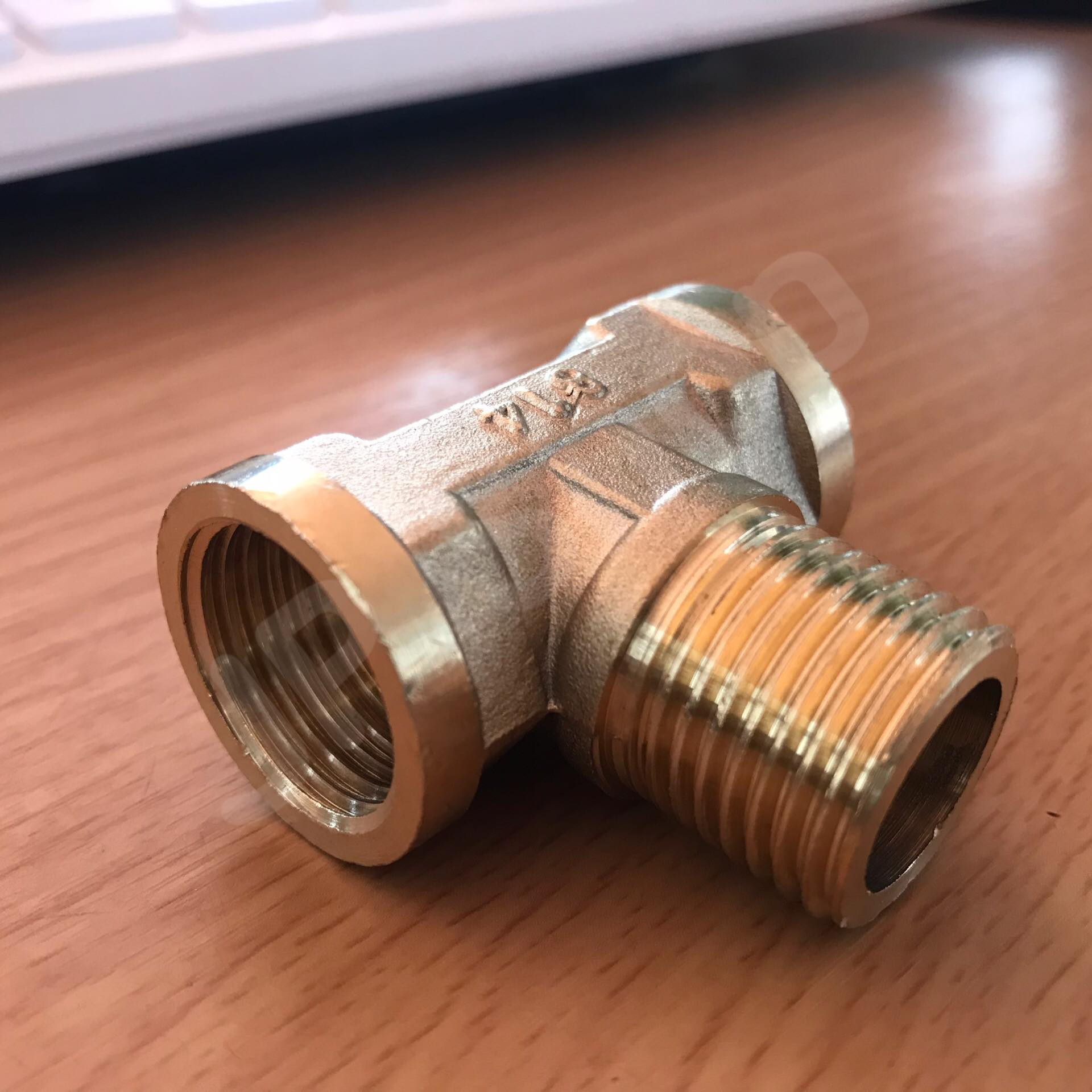 ข้อต่อทองเหลือง สามทางขนาด 4 หุน เกลียวใน 2 เกลียวนอก 1 ข้อต่อ ทองเหลือง สามทาง เกลียวนอก-ใน-ใน #1054