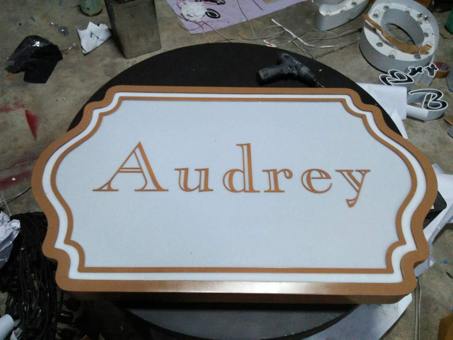ป้ายไฟออกหน้า Audrey