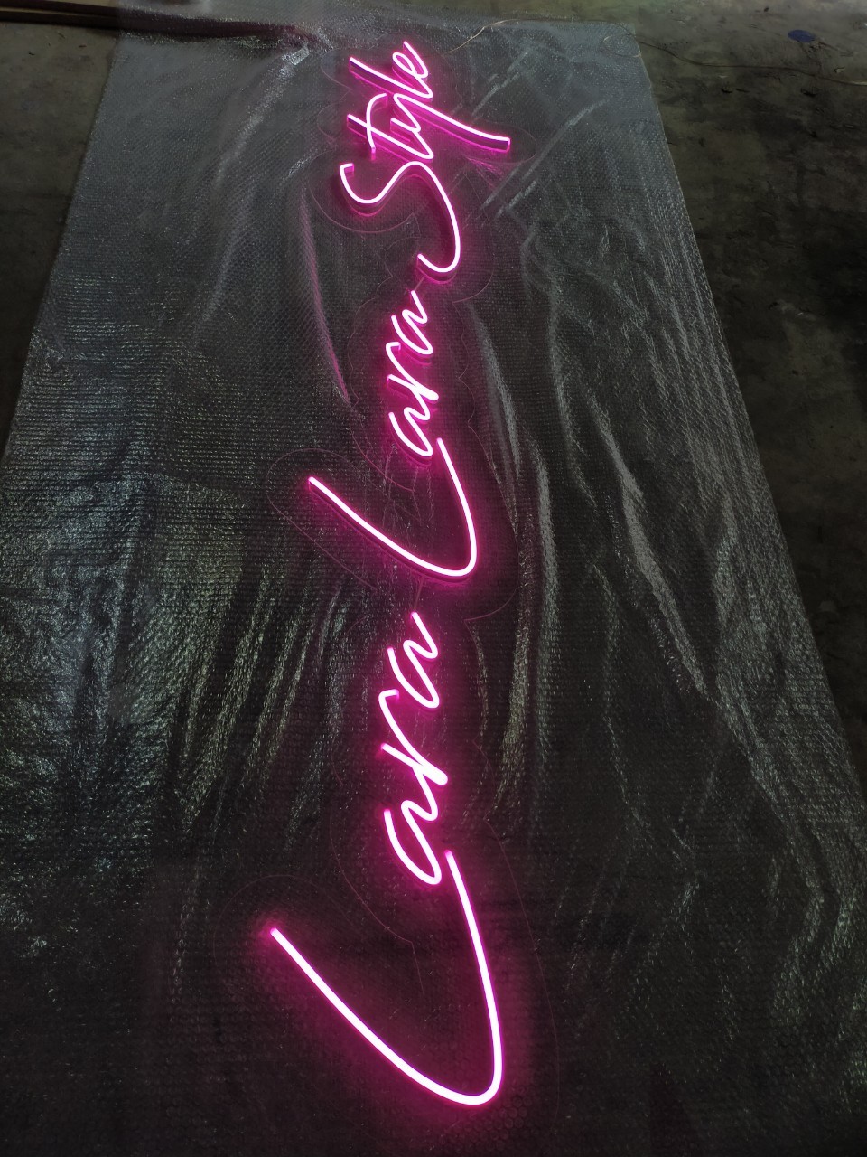 ไฟนีออน เฟค