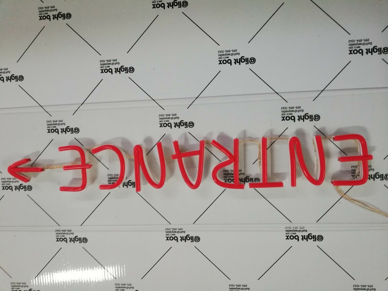 ป้ายไฟนีออน LED อะคริลิคใสรองหลัง