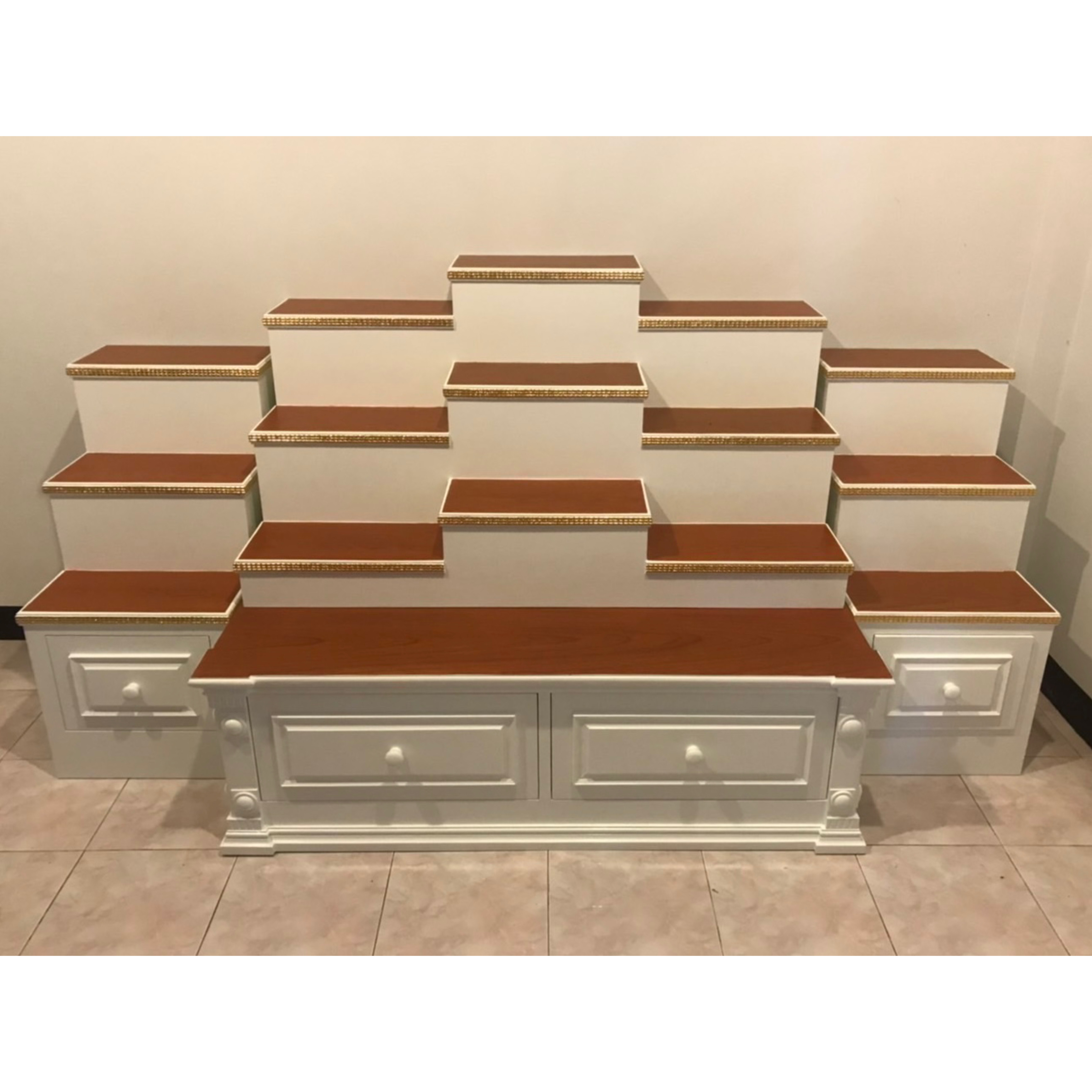 ตู้พระแบบเตี้ย 9x8 ขั้นบันได 15 ขั้น สีขาวท็อปสัก