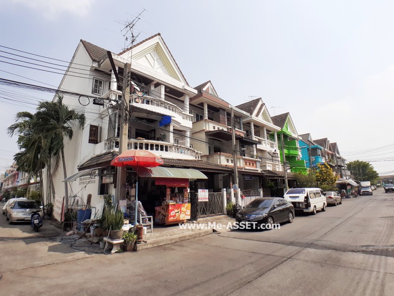 ขายทาวน์โฮม 3 ชั้น 18 ตรว ม.พรบดินทร ถ.นวมินทร์ 157 เขตบึงกุ่ม กรุงเทพฯ / การเดินทางสะดวกสามารถเข้า-ออกได้หลายเส้นทาง อาทิ ซอยนวลจันทร์ 36, 56, 157