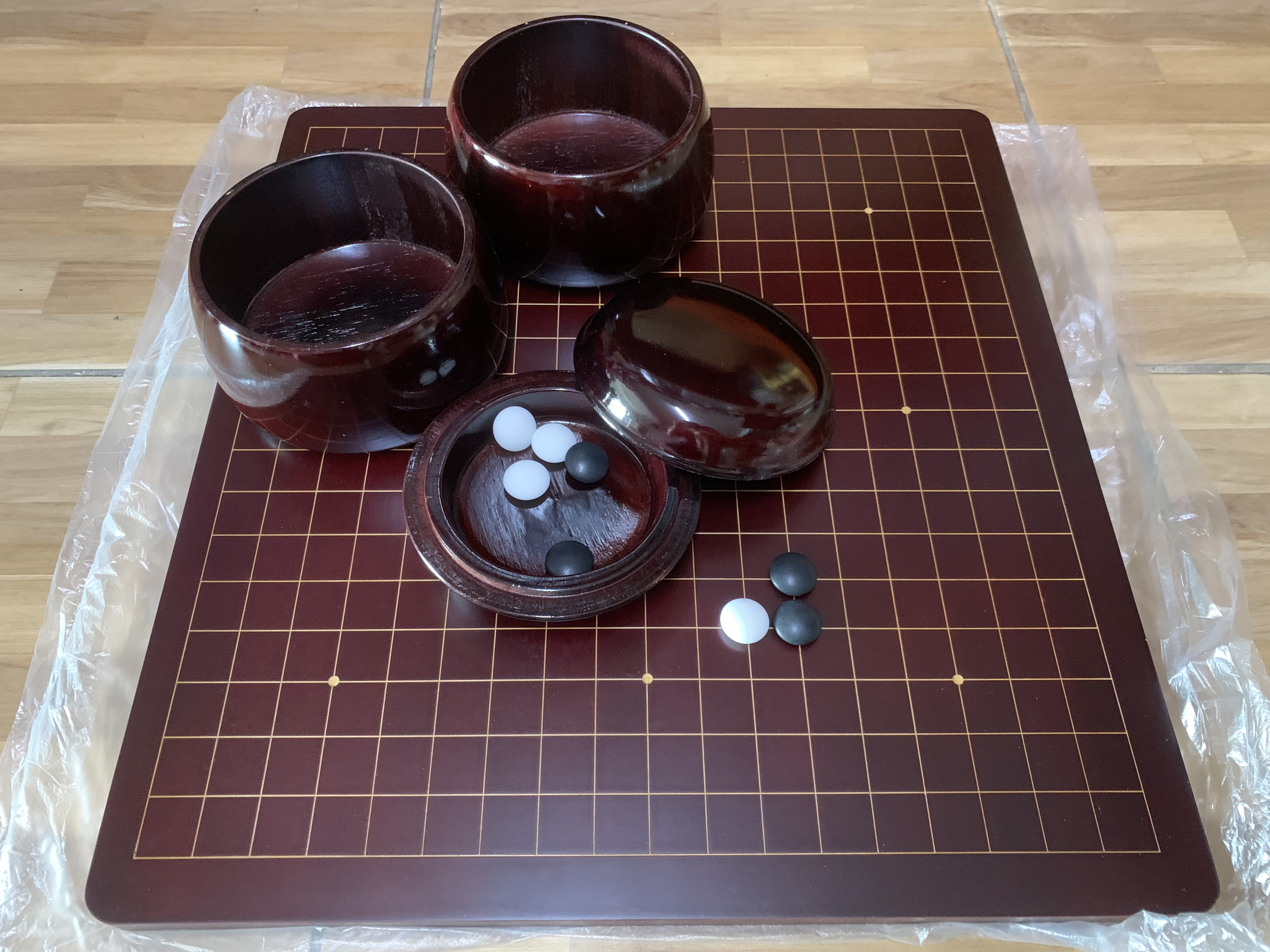 ชุดหมากล้อมไม้(กระดานสีไม้จันทร์แดง/เม็ดนูน2ด้าน/โถไม้)