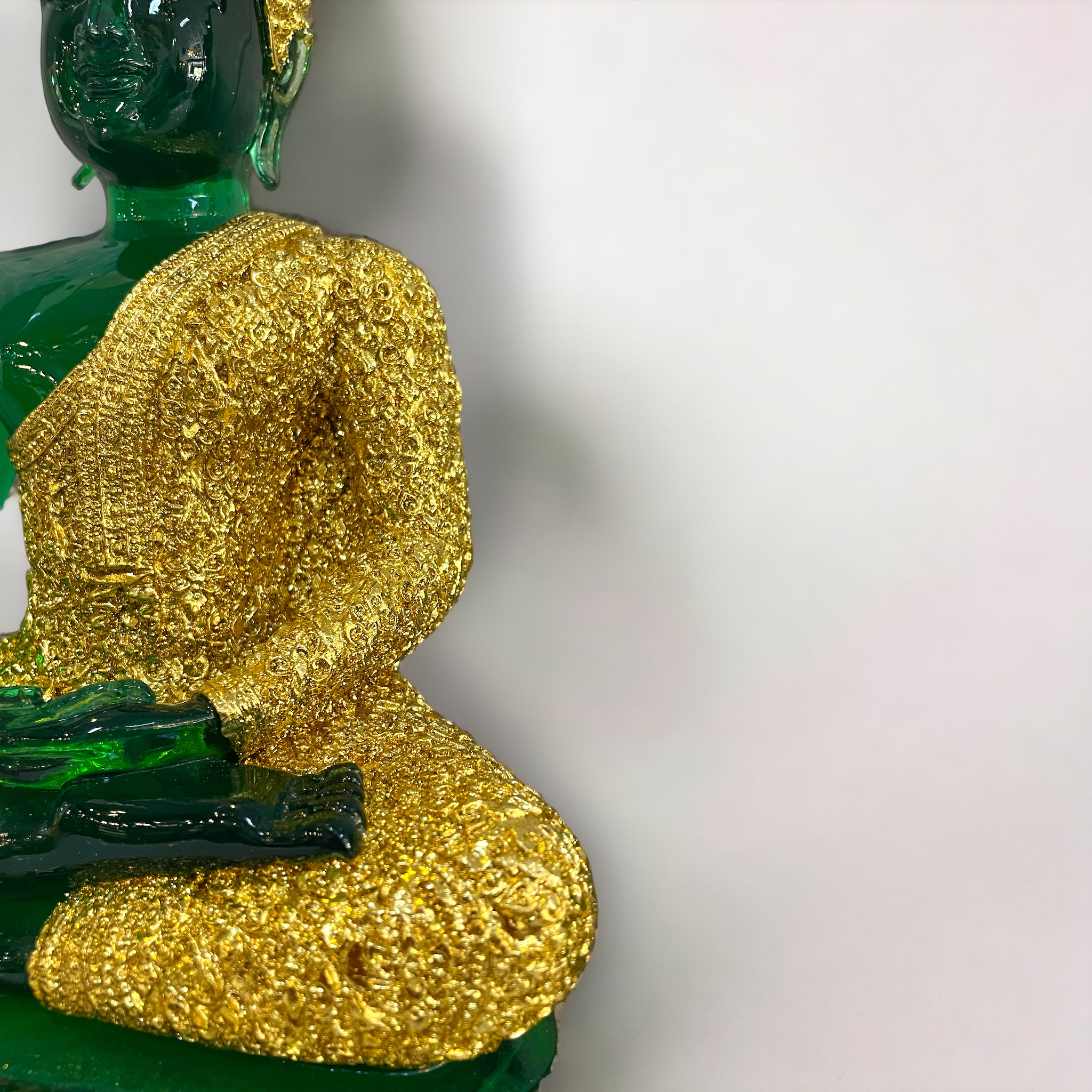 พระแก้วมรกต 9 นิ้ว ฤดูฝน สีเขียวมรกต