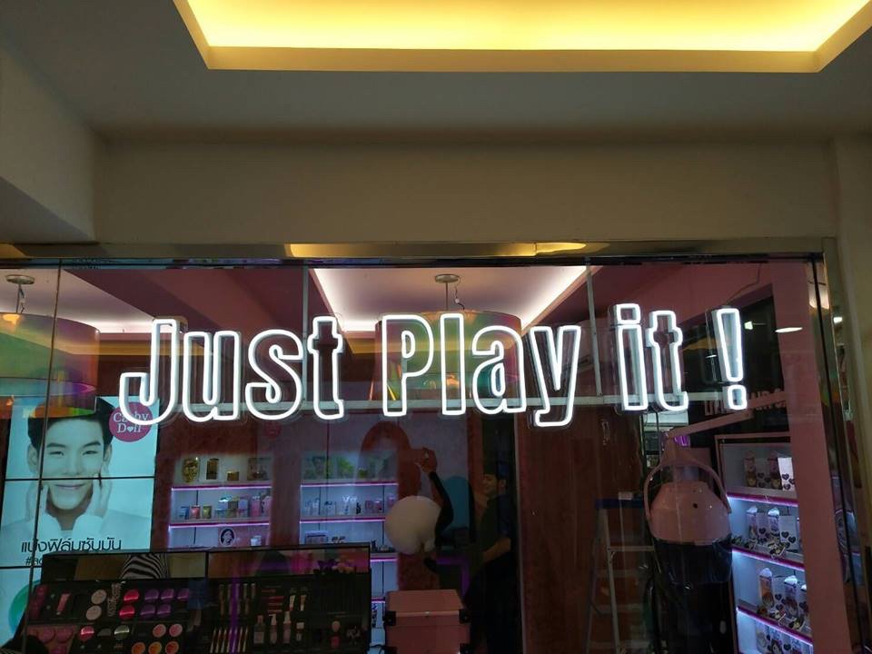 ป้ายไฟนีออนขาว Just Play it