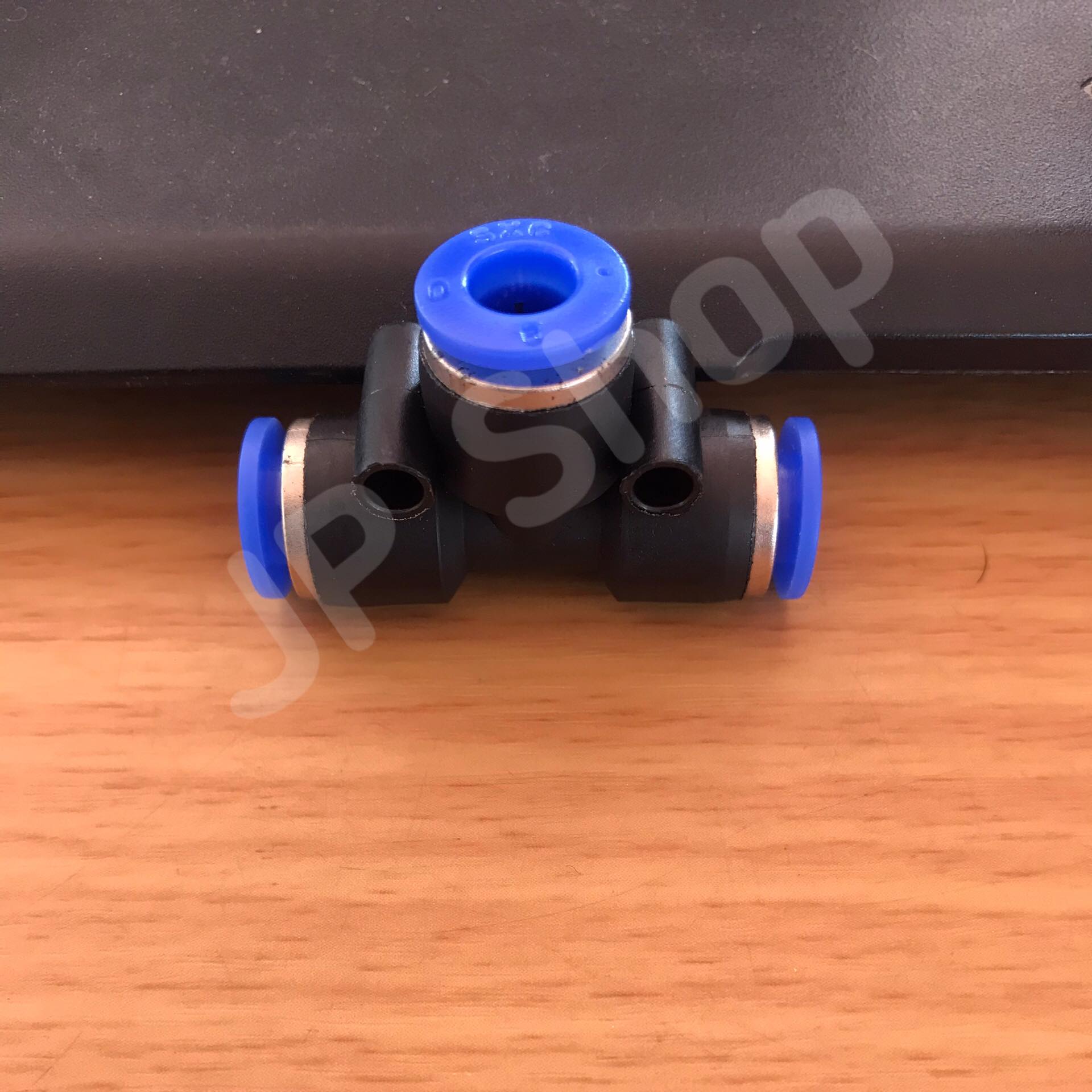 ข้อต่อลม 3 ทาง ฟิตติ้งเมติกส์แบบสามทาง ขนาด 06 มม. ใช้กับสายลม 06 มม. แพค 10 ตัว ข้อต่อ PE 06 #0506