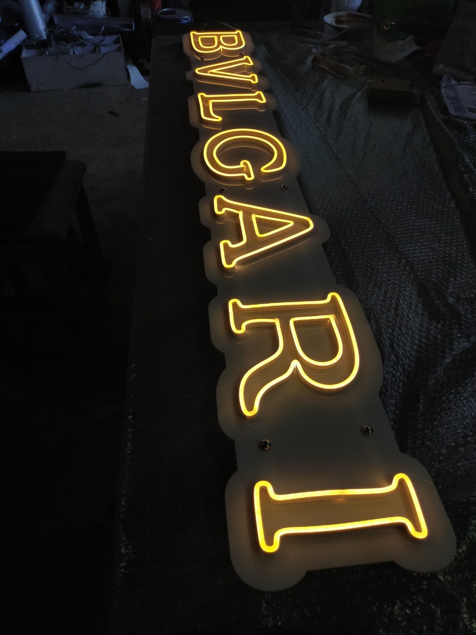 ไฟนีออน เฟค