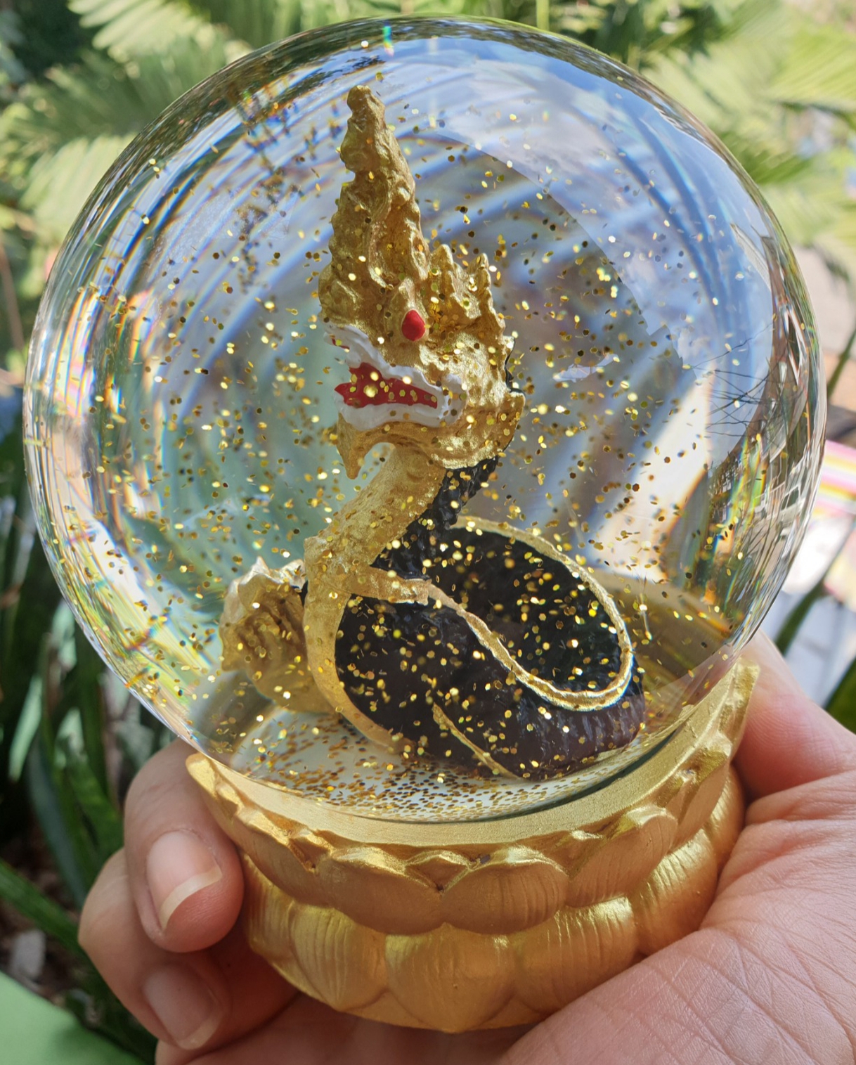 ลูกแก้วพญานาค มีน้ำข้างในพร้อมฐานขนาดเส้นผ่าศูนย์กลางลูกแก้ว10CM มี4สี เขียว ขาว ดำ ทอง เลือกได้เลยจ้า+แถมฟรีผ้ายันต์คะมีของพร้อมส่งสั่งได้เลยคะ