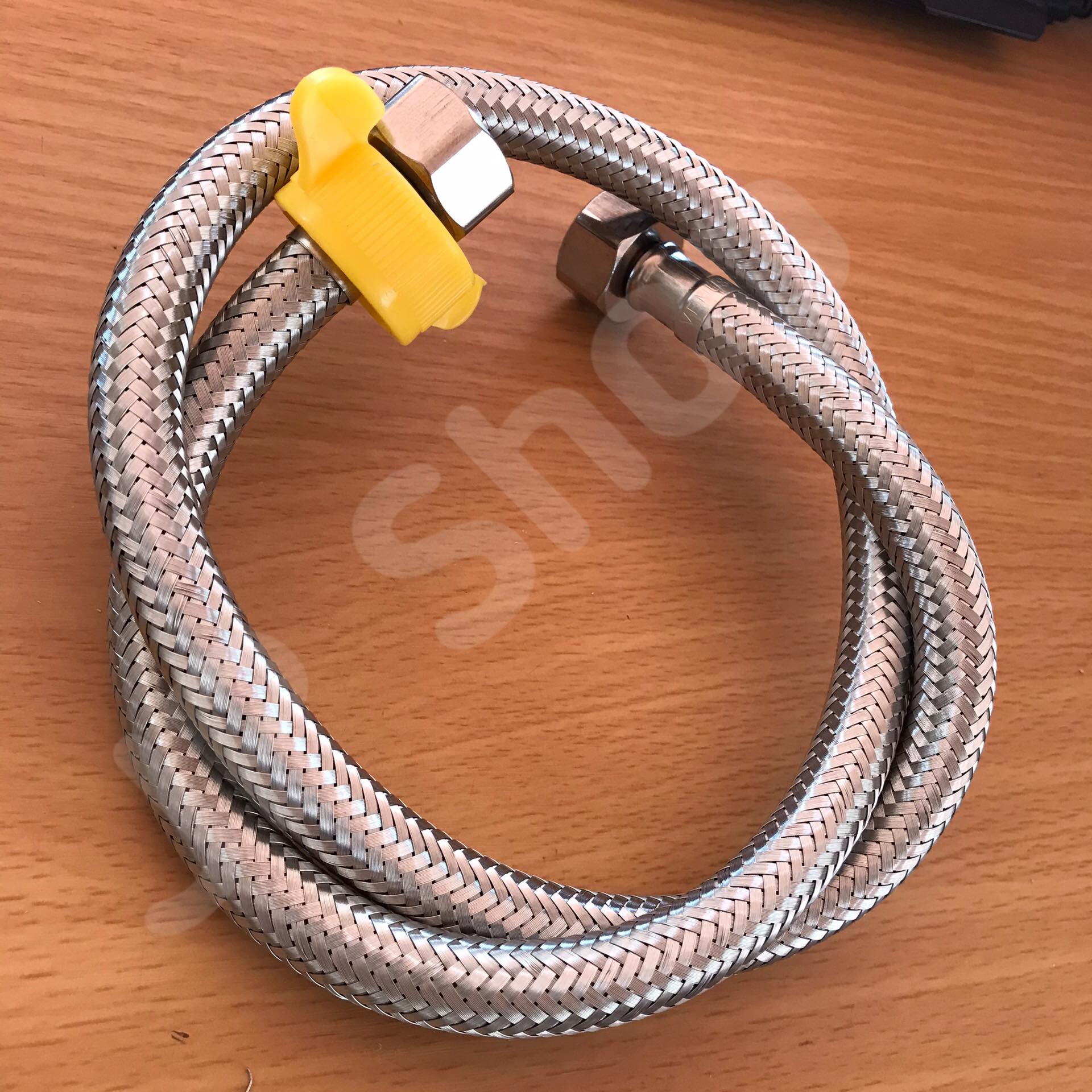 สายน้ำดี ความยาวขนาด 80 ซม. หัวสายสแตนเลส304เกลียวใน4หุน(1/2") สำหรับต่อน้ำใช้ทั่วไป ห้องน้ำ ห้องครัว #8001