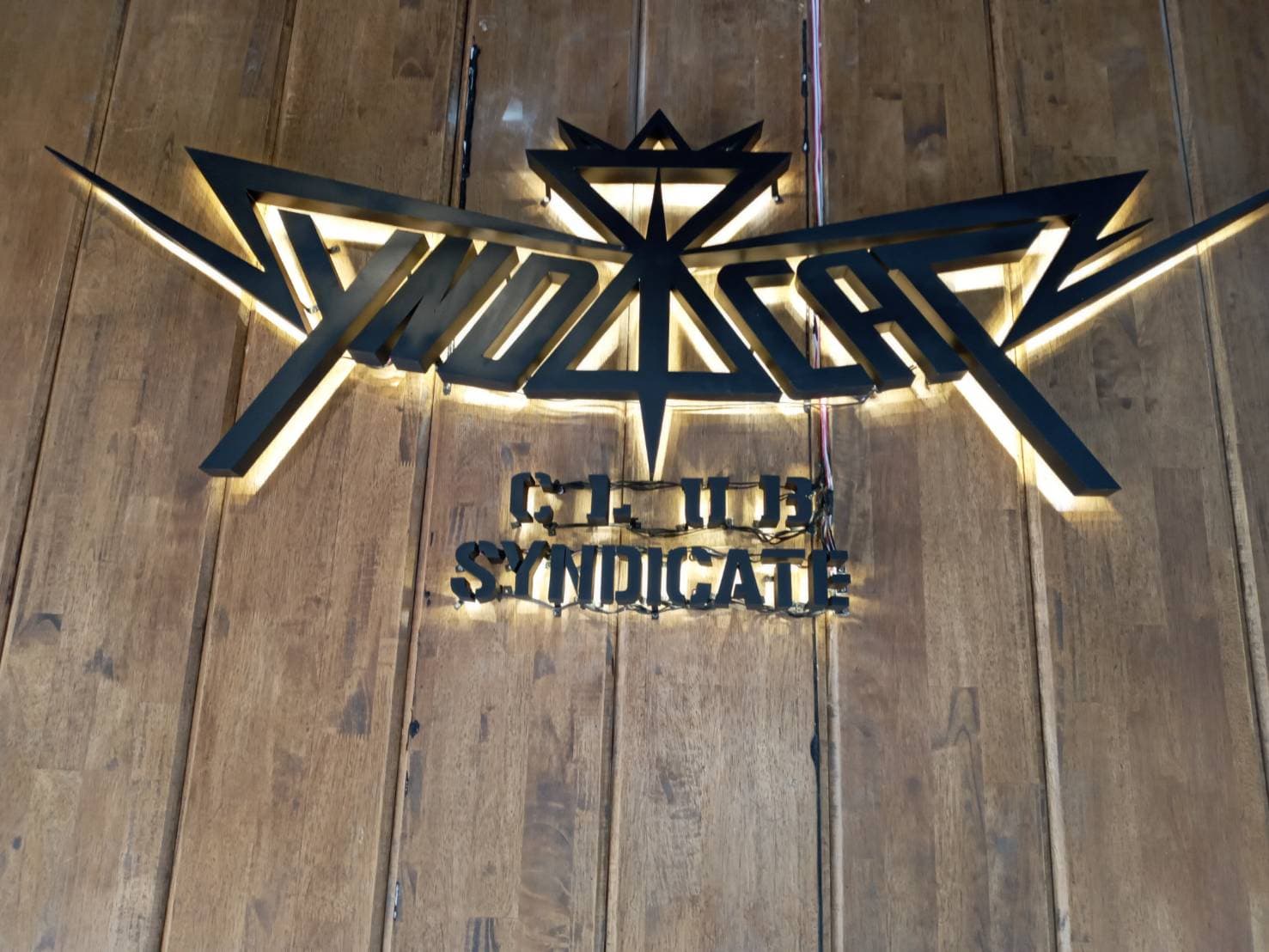 ป้าย SYNDICATE ป้ายอักษรซิงค์พ่นสีดำ ติดไฟออกหลังสี Warm White ‼