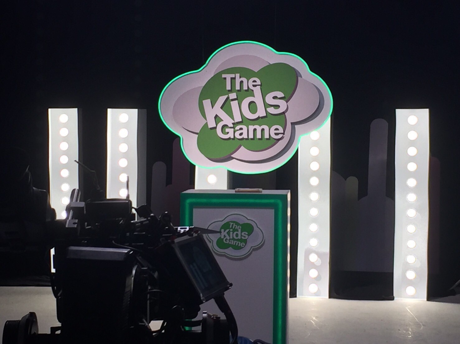 ป้ายไฟออกหน้า The Kids Game