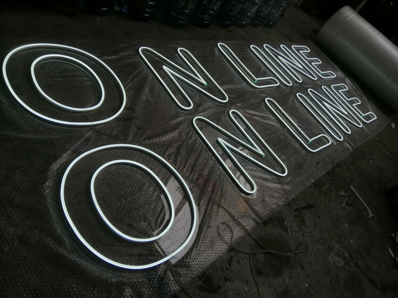 ไฟนีออน เฟค