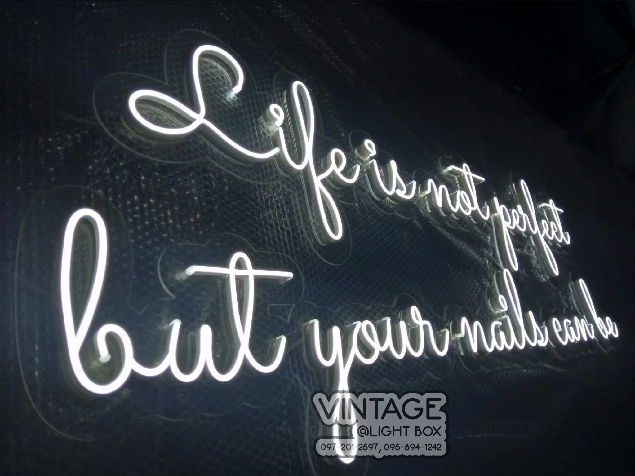 ไฟนีออน เฟค