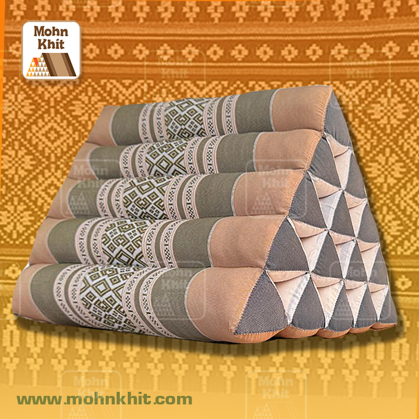 หมอนสามเหลี่ยม15ช่องสีครีม เบจ ลายขอชาววัง// 52cmx36cmx32cm// Tri-angle Cream color with high antique pattern Cotton kapok Traditional Floor Cushions.