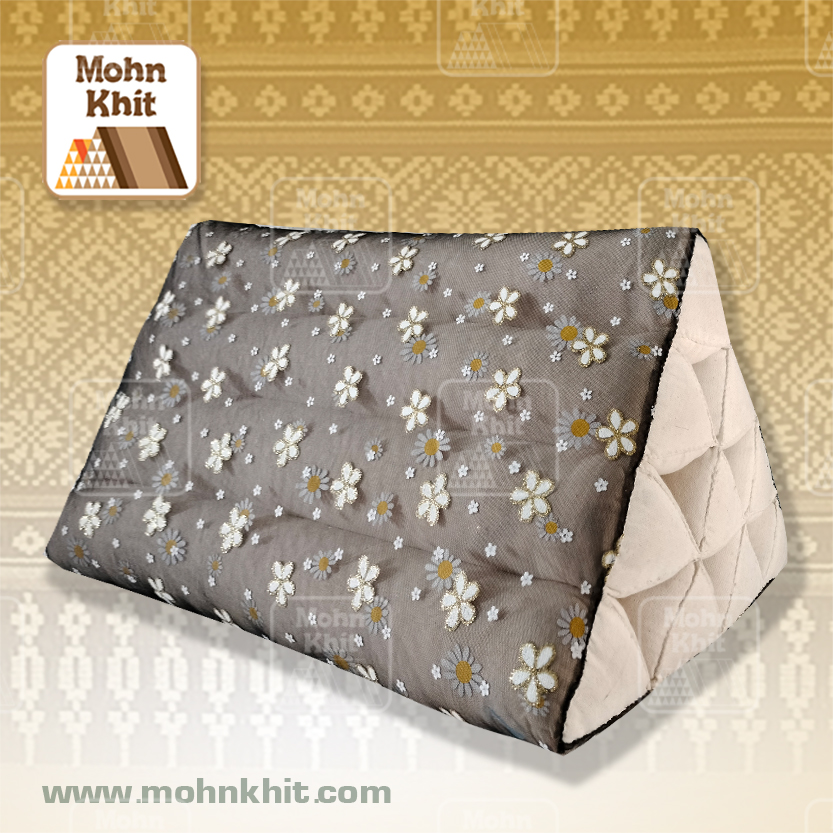 หมอนสามเหลี่ยมแต่งลูกไม้ 10 ช่อง50x28x30Cm Tri-angle kapok 100%Traditional Floor Cushions 10 holes.