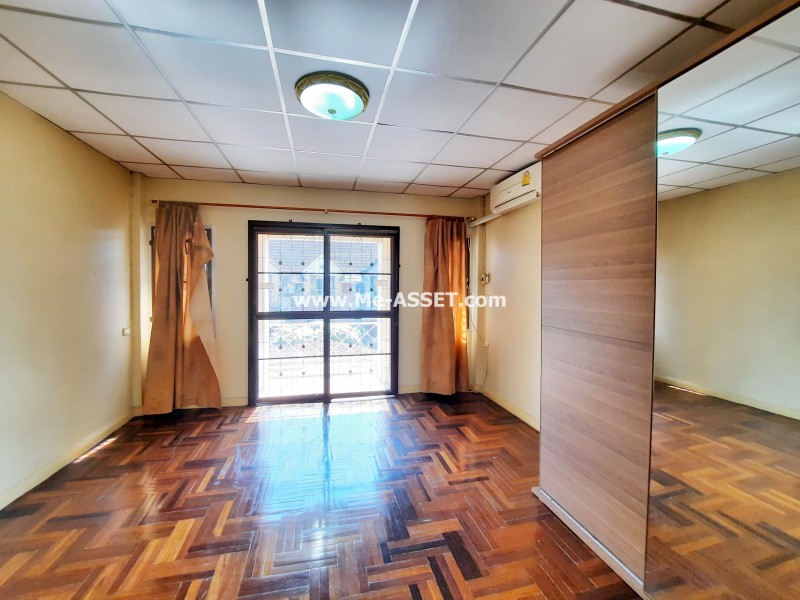 ขายทาวน์เฮ้าส์ ย่าน เคหะร่มเกล้า ราษฎร์พัฒนา น้อมเกล้า : พูนสินธานี 3 / 2 ชั้น 17 ตารางวา