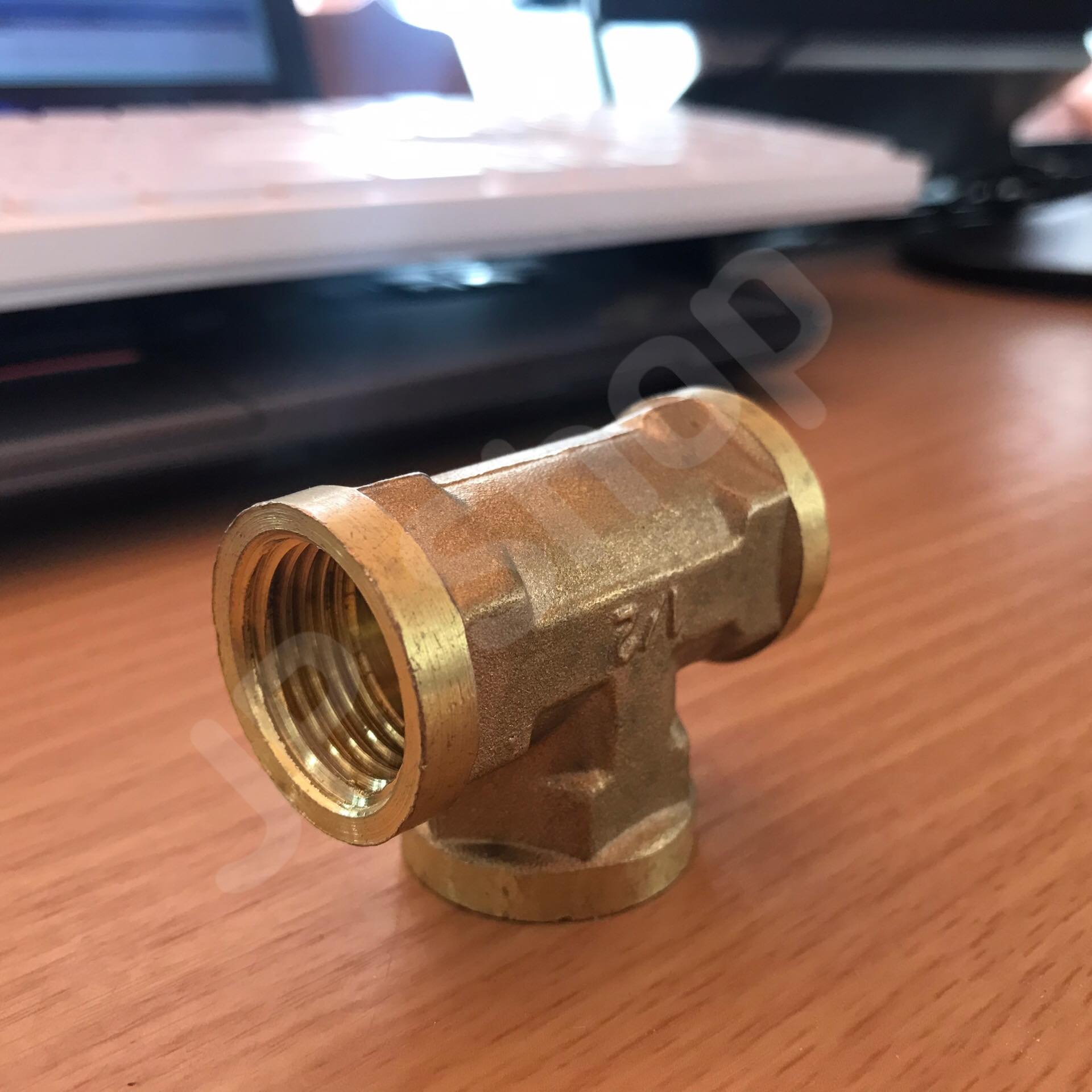 ข้อต่อสามทางทองเหลือง ขนาด 4 หุน เกลียวใน ข้อต่อ สามทาง ทองเหลือง เกลียวใน 4 หุน #0554