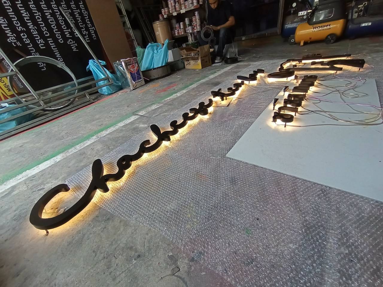 งานป้ายไฟออกหลัง ร้านชาชีสทีบาร์