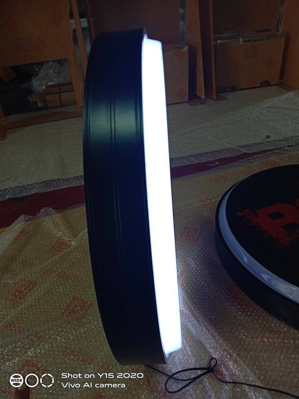 ป้ายกล่องไฟวงกลมไฟออกหน้า 1 ด้าน หน้าติดสติ๊กเกอร์ ขอบซิงค์พ่นสีดำ