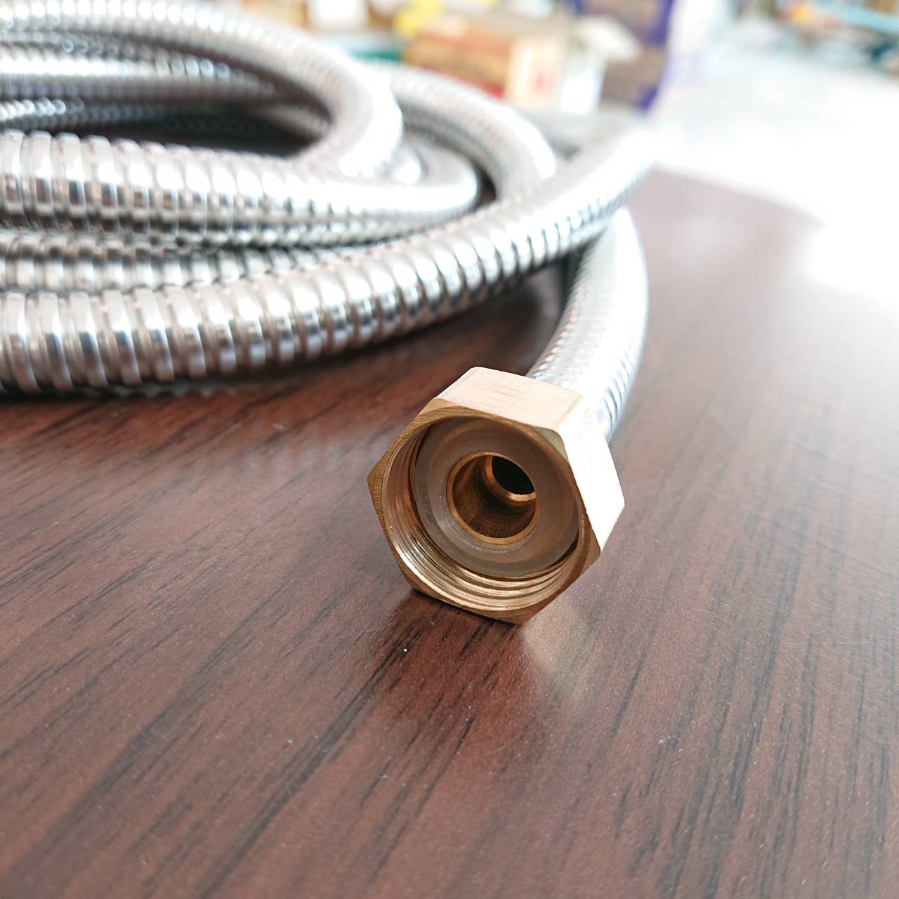 สายน้ำดี สแตนเลสหัวทองเหลืองยาว 2.00 ม. สำหรับฝักบัว ฝักชำระ เกลียวใน 4 หุน#10119 เกลียวประปาบ้านเราคะลูกค้า