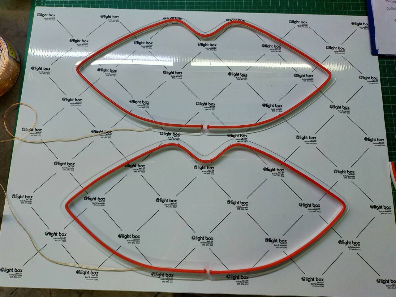 ป้ายไฟนีออยนดัด LED แสงสีแดง อะคริลิคใสรองหลัง