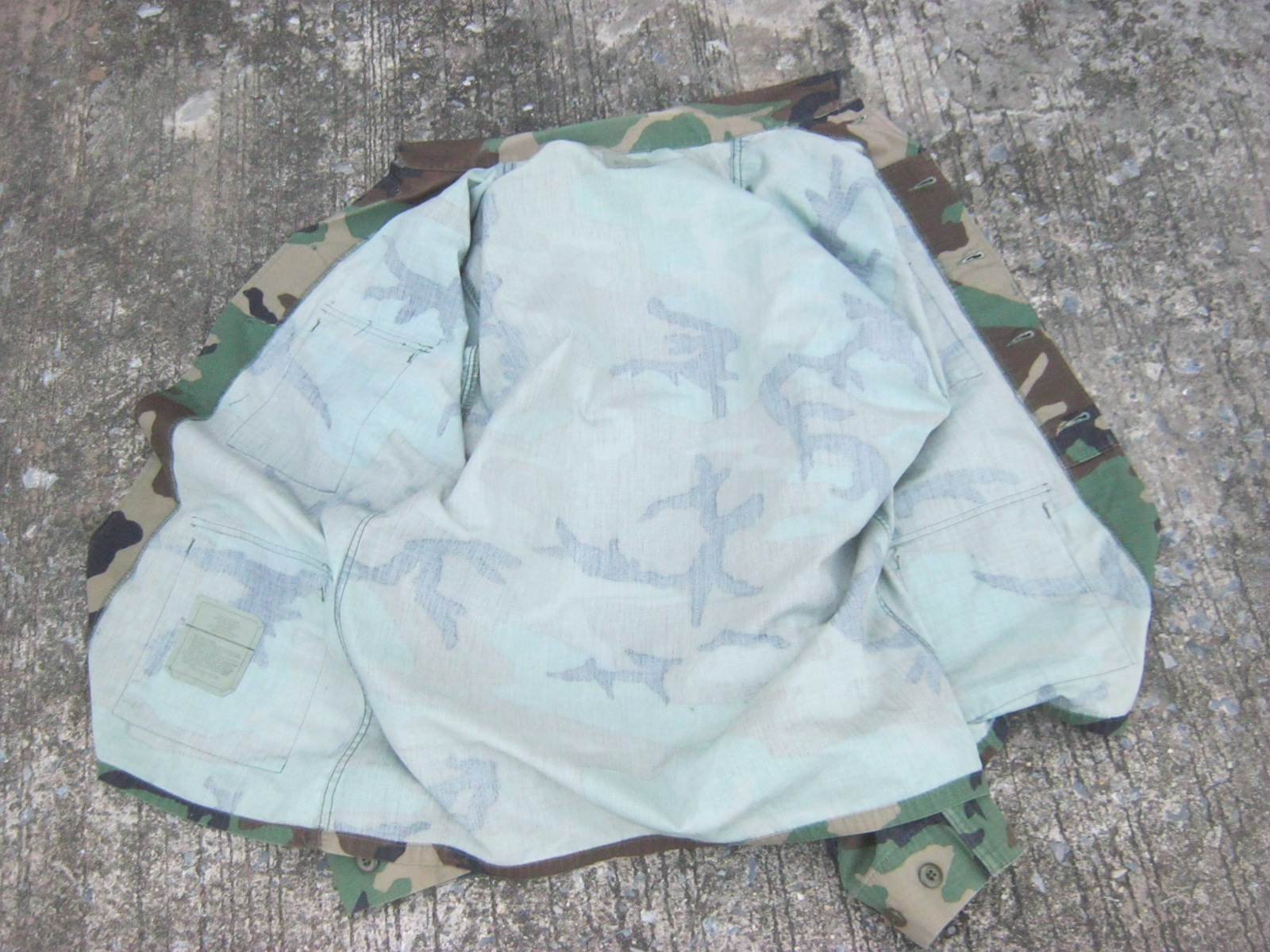 เสื้อทหารลายพราง