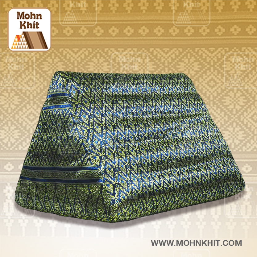 หมอนสามเหลี่ยมผ้าไหมดิ้นทองโทนสีน้ำเงิน 55cmx38cmx40cm// Thai Tri-angle Cotton kapok Traditional Floor Cushions.