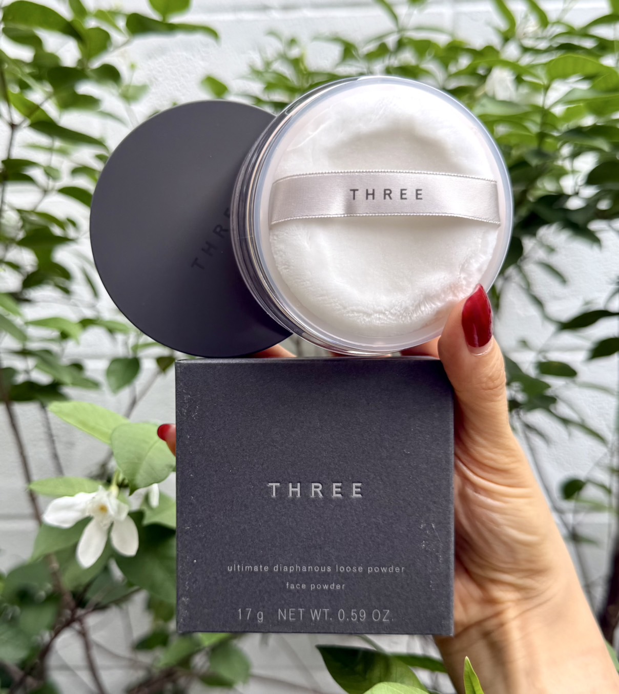 THREE Ultimate Diaphanous Loose Powder 17g เบอร์ 01 Translucent แป้งฝุ่นเนื้อละเอียด