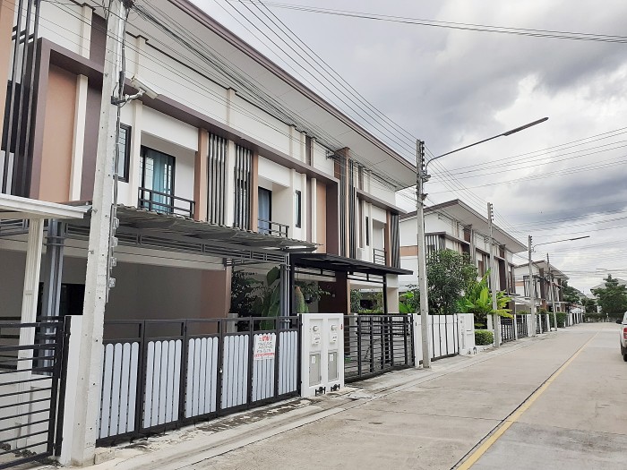 ขายทาวน์เฮ้าส์ ม.บ้านฟ้ากรีนเนอรี่ ปิ่นเกล้า สาย 5 ถ.บรมราชชนนี ต.บางเตย อ.สามพราน นครปฐม ใกล้เซ็นทรัลศาลายา / พื้นที่ 2 ชั้น 20 ตารางวา