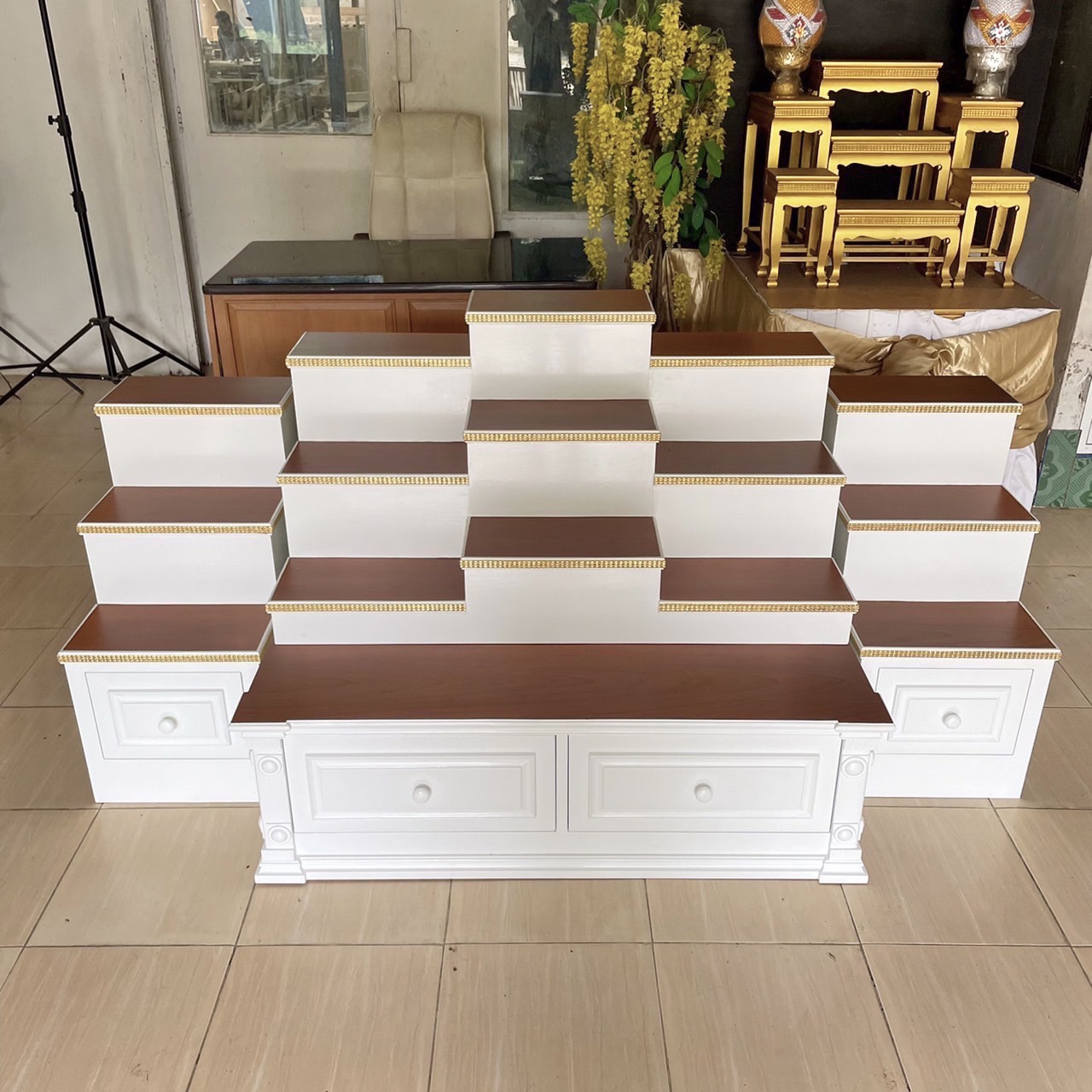 ตู้พระแบบเตี้ย 9x8 ขั้นบันได 15 ขั้น สีขาวท็อปสัก