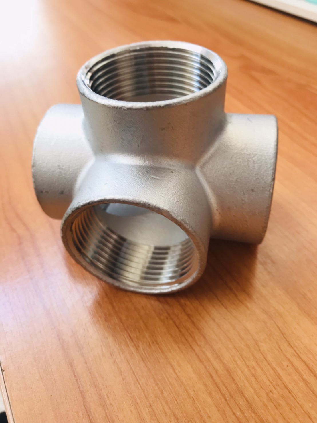 ข้อต่อสี่ทางเกลียวใน สแตนเลส 304 ขนาด 1 1/4 นิ้ว (#17537)