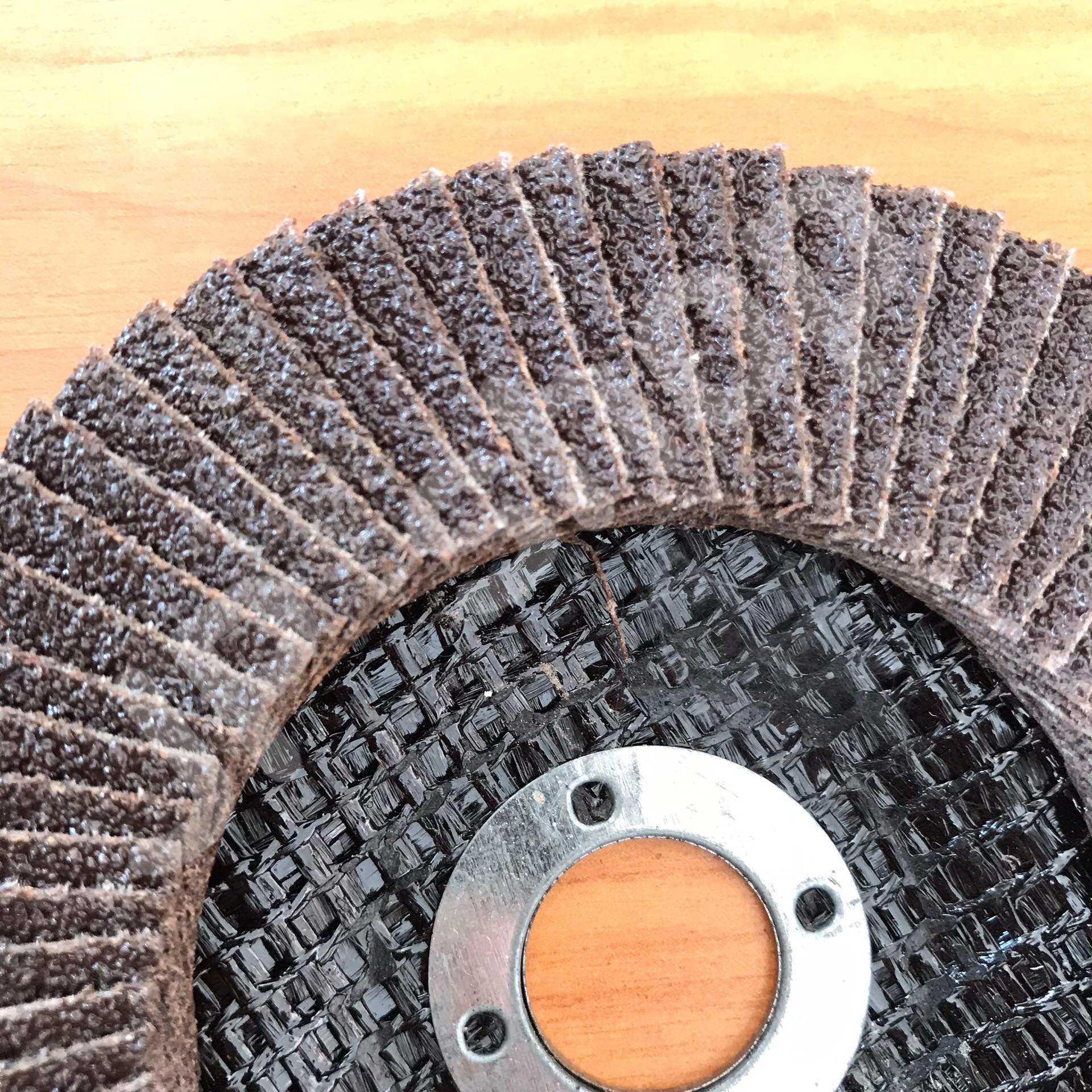 กระดาษทรายเรียงซ้อน(เบอร์60) ขนาด 4 นิ้ว สำหรับขัดเหล็ก ไม้ สแตนเลส ส่งของเร็ว #001160