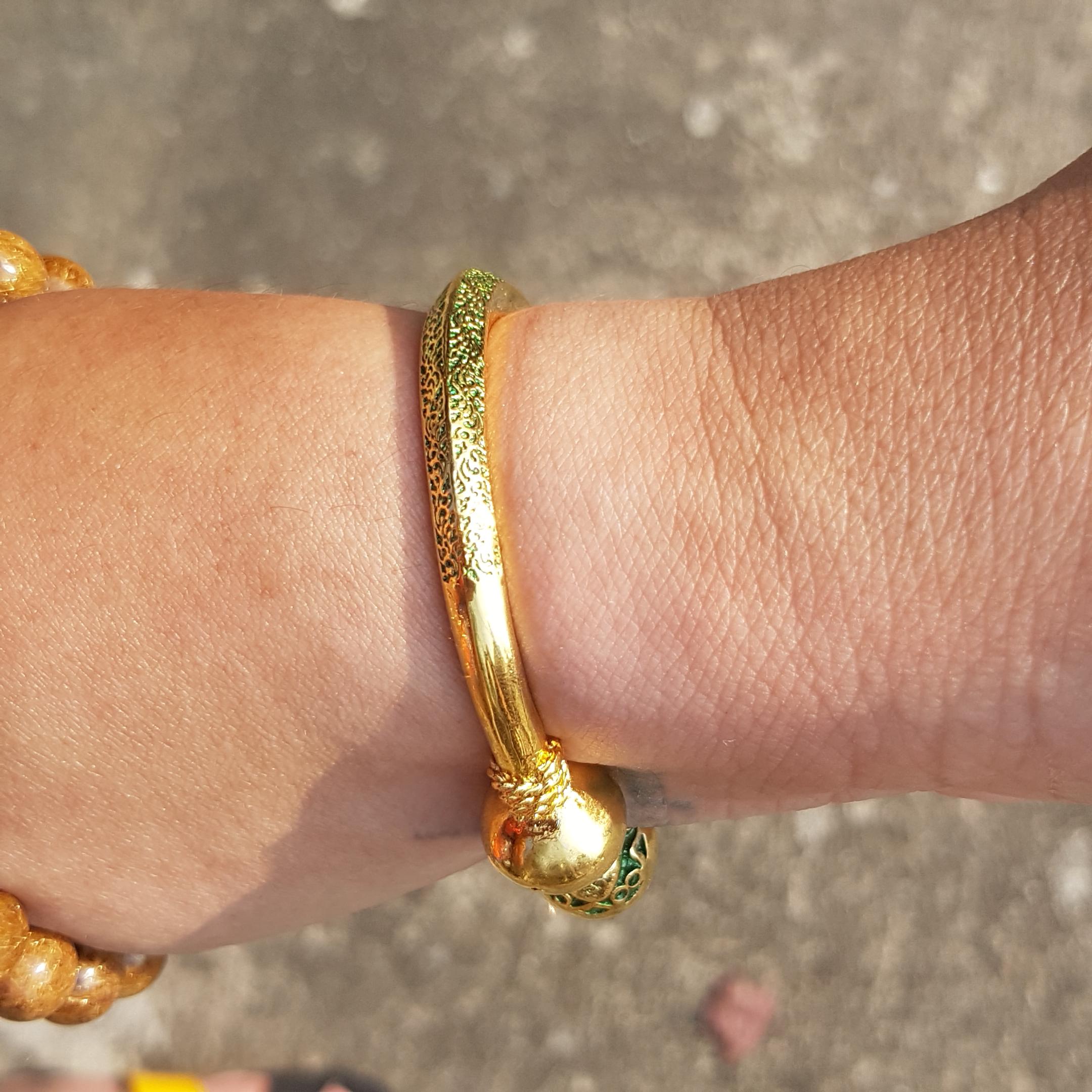 กำไลหลวงปู่ทิม เนื้อสำริดทอง แจกกรรมการ รุ่นสร้างอุโบสถ หลวงปู่ทิม วัดละหารไร่ จ.ระยอง ลงยา +แถมยันต์ฟรีคละๆลายกันไปจ้า สำเนา