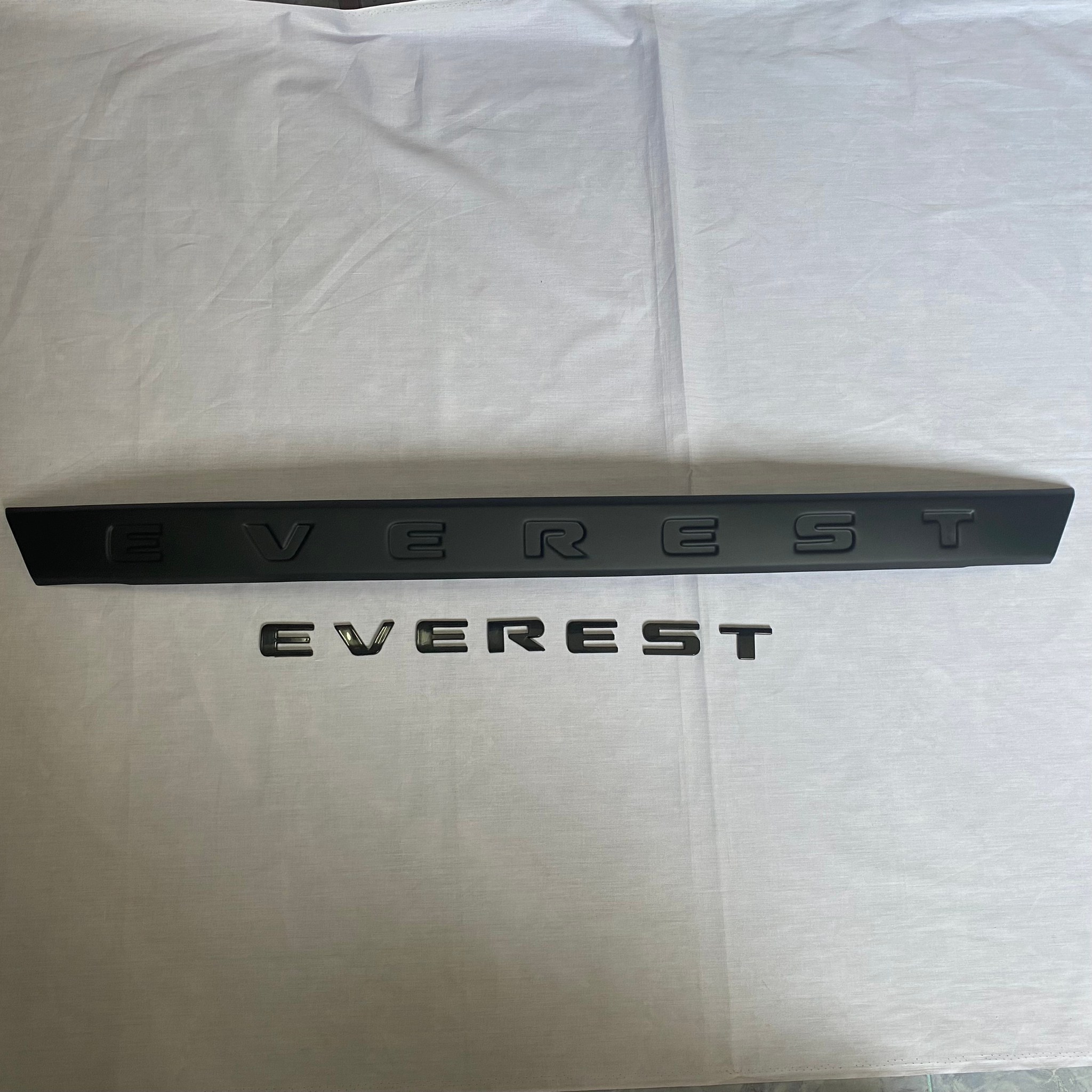 คาดฝาท้ายดำด้าน EVEREST